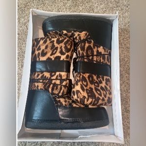 Cape Robin LEOPARD Moon Boots size 6